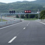 Ограничава се движението по участък от път III-108 - от АМ „Струма“ до с. Рибник. Пътуващите за Петрич ще преминават по обходен маршрут