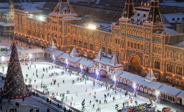 Откриха ледената пързалка на Червения площад в Москва