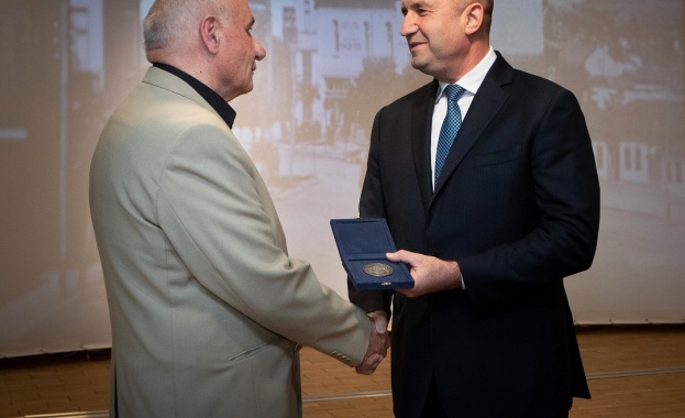 Президентът Румен Радев удостои вчера журналиста Симеон Идакиев с Почетния