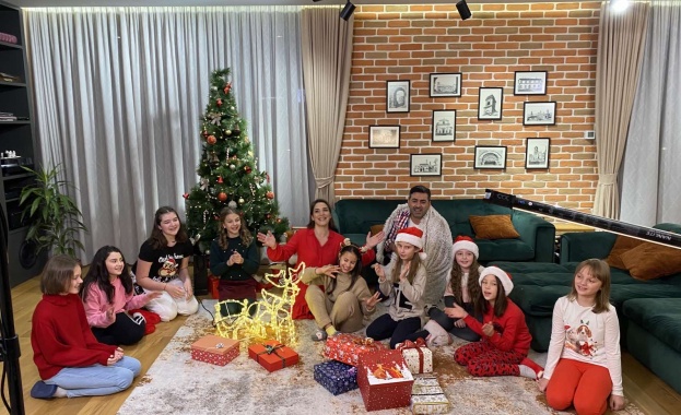 Лицата на сутрешно обедния ефир на БНТ Мария Андонова и Стефан