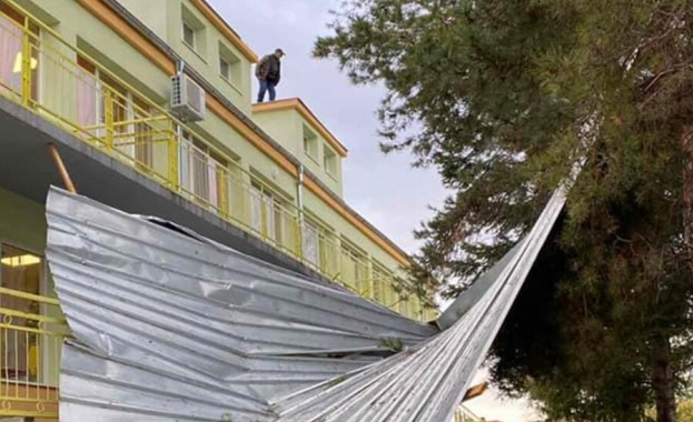 Силен вятър отнесе покрива на детската градина в Ново село.