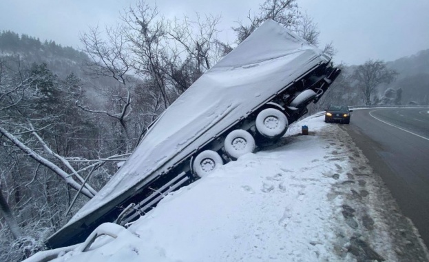 Тир се преобърна на прохода "Хаинбоаз"