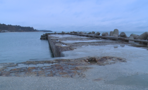 Буните са основните съоръжения които защитават брега от агресивното морско