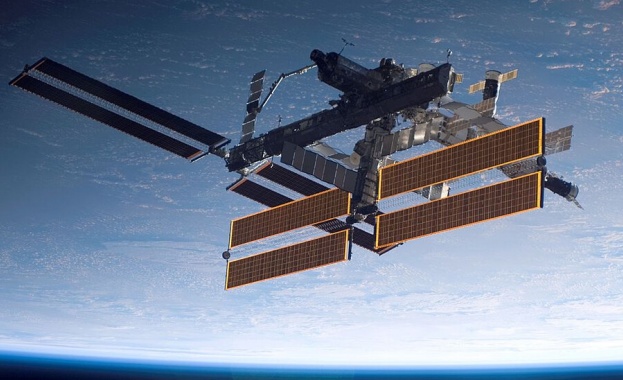 НАСА планира да превозва астронавти до Международната космическа станция последователно със "Спейс Екс" и "Боинг"