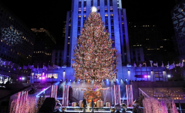 Светлините на коледното дърво в Рокфелер център в Ню Йорк