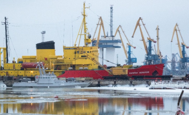 Украйна започва изграждането на две военни бази в Азовско и