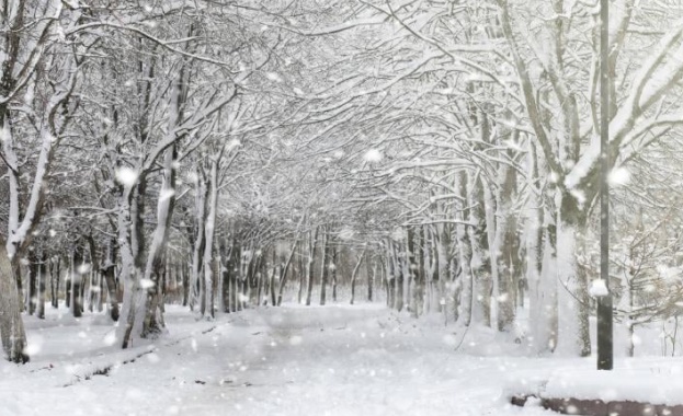 Снеговалежите затвориха пътища на места в страната Оранжев код за