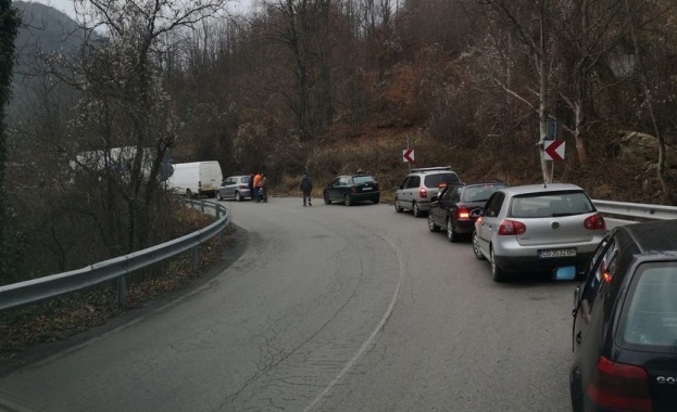 Пътно произшествие е възникнало на пътя между Своге и Церово