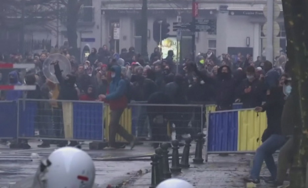 Сблъсъци с полицията по време на демонстрация срещу ограниченията заради