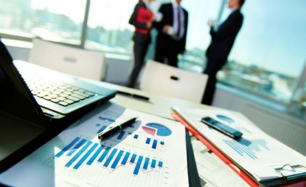 Синдикати и бизнес на противоположни мнения за готвените съкращения в