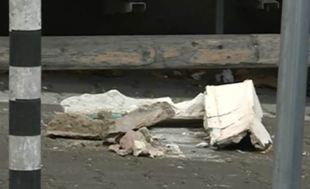 Опасни отломки падат от покрив на кооперация в София