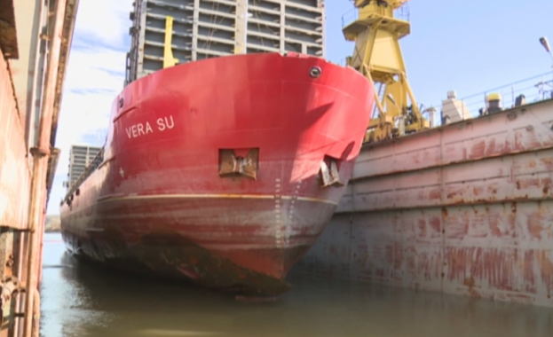 Продължава операцията по изтеглянето на кораба Вера Су на сушата