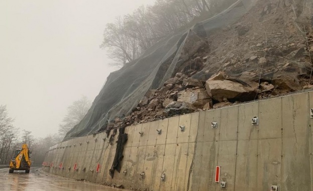 Продължават строително монтажните работи на срутището по пътя за Рилския манастир