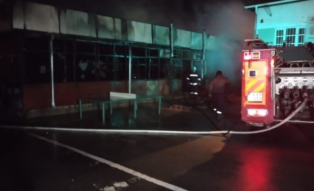 Пожар пламна в училище в Карнобат Пожарът тръгва от постройка