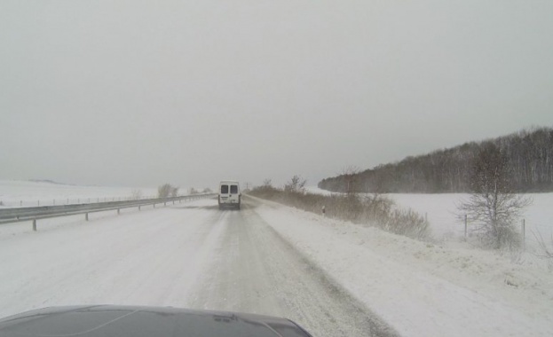Много домакинства са без електричество има откъснати села заради непроходимите