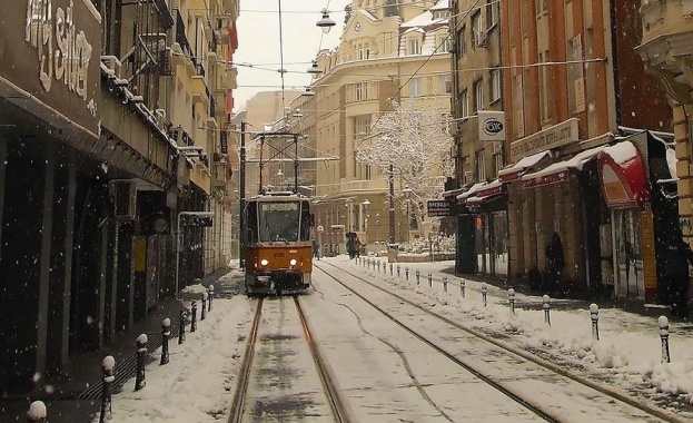 През нощта са работили 137 снегопочистващи машини в София Към