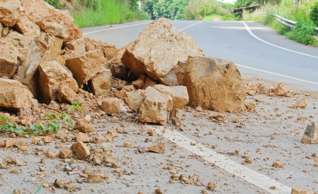 Камъни са паднали върху движеща се кола по пътя Подвис