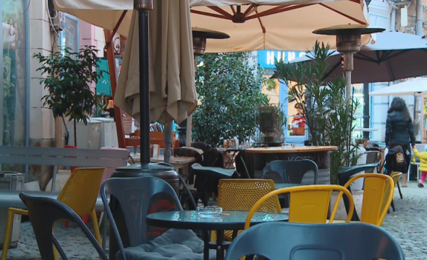 Облекчение на противоепидемичните мерки за сервиране на открито искат представители