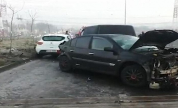 Верижна катастрофа с участието на над 20 автомобила е станала