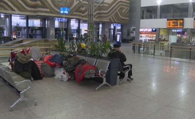 Бездомни хора спят в чакалнята на Централната гара в София