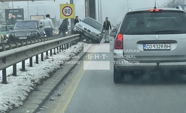 Катастрофа затрудни движението на бул. Цариградско шосе тази сутрин.
Един от