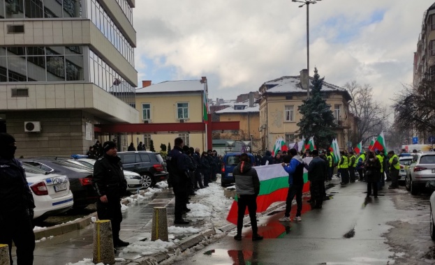Служители на дружеството Автомагистрали Черно море протестират пред сградата