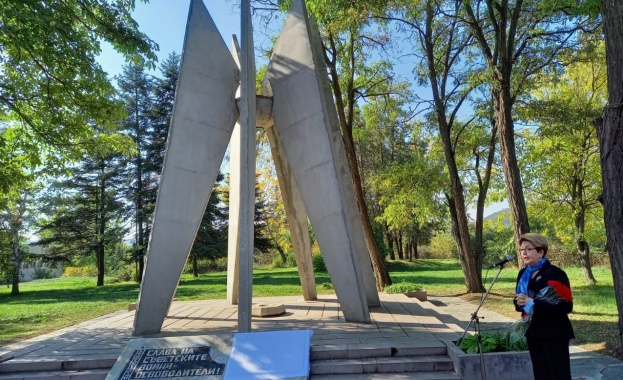 Кметът на община Карлово и посланикът на Русия в България откриха паметна плоча в град Баня