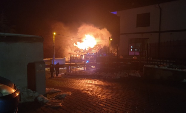 Къща изгоря на ул Детелина в село Лозен към 23 30 ч