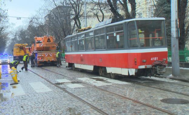 Трамвай по линията 22 дерайлира тази сутрин пред 18 СУ