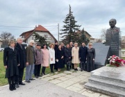 Дипломати от Посолството на Русия положиха цветя пред паметника на Дмитрий Лихачов