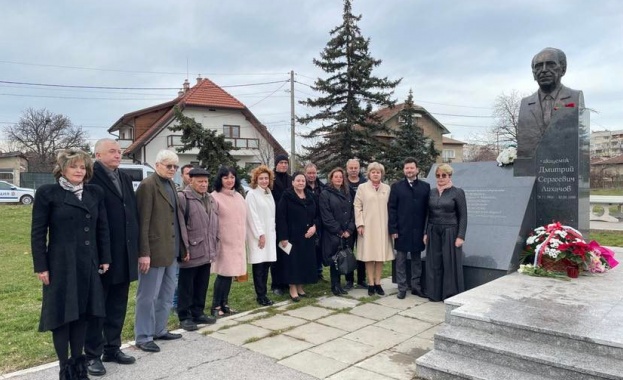 Дипломати от Посолството на Русия положиха цветя пред паметника на Дмитрий Лихачов