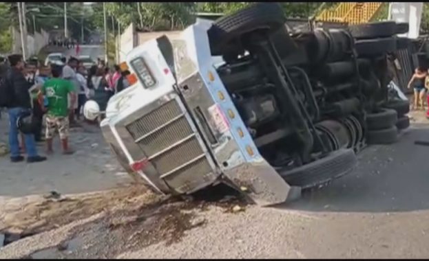 Камион превозващ около 100 мигранти катастрофира в Мексико Загинали са