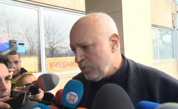 Министърът на културата проф Велислав Минеков връчва на представители на