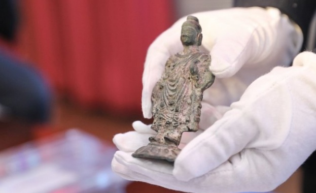 В провинция Шаанси археолозите откриха две позлатени медни статуи на