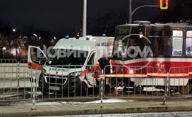 Трамвай блъсна линейка в София Инцидентът е станал на кръстовището