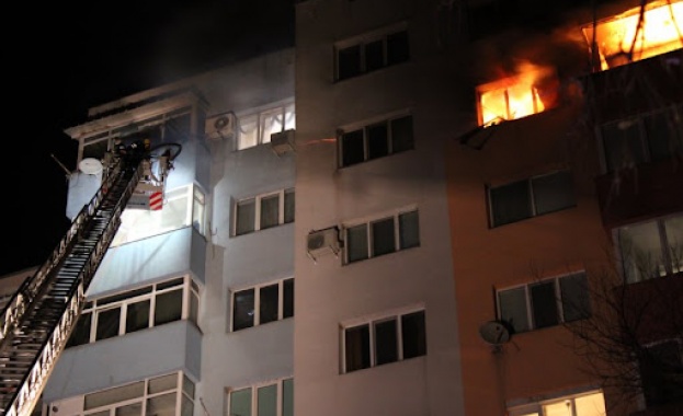 В петък вечерта голям пожар изпепели апартамент в жилищен блок