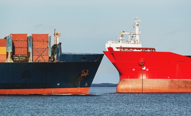 Два товарни кораба британски и датски са се сблъскали