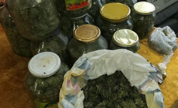 Консерви с марихуана доведоха до ареста на криминално проявен мъж