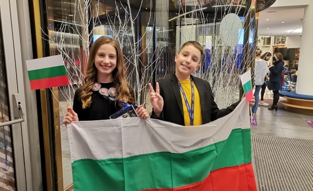 Детска Евровизия“ 2021: Българските представители Дени и Марти са вече в Париж