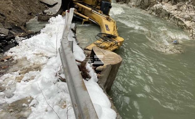 Багер пропадна заедно с част от пътя в района на пещерата Дяволското гърло