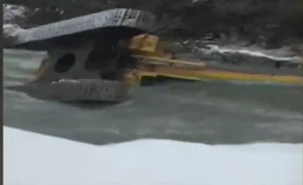 Багер пропадна заедно с част от пътя в района на