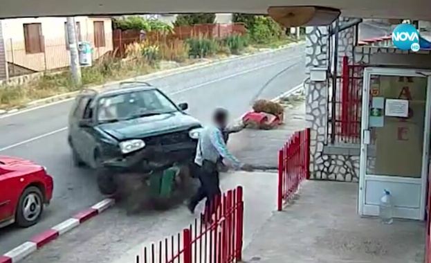 На по малко от секунда от трагедия Зрелищно видео на кола