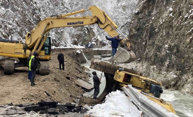 Работници от пътностроителна фирма успяха да издърпат падналия вчера в