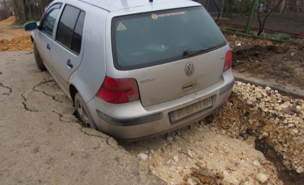 Два паркирани автомобила са пропаднали тази нощ на ул в