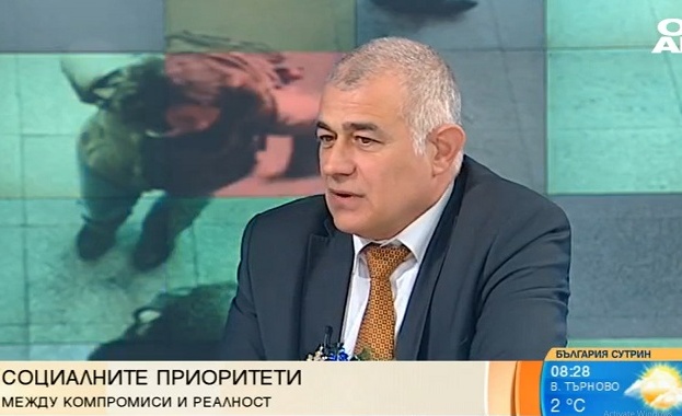 Очакванията в социалната сфера са огромни започваме с помощта за