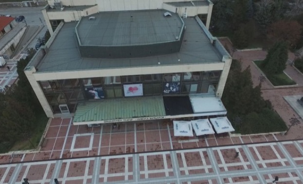Драматичният театър в Благоевград осъмна без част от своя покрив Севар