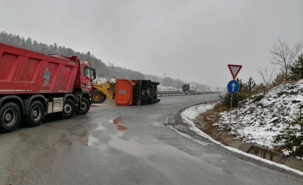 Камион с пясък се обърна на магистрала Струма в района