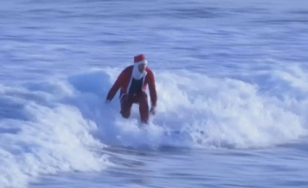 Дядо Коледа избра сърфа вместо шейната Няколко белобради старци яхнаха