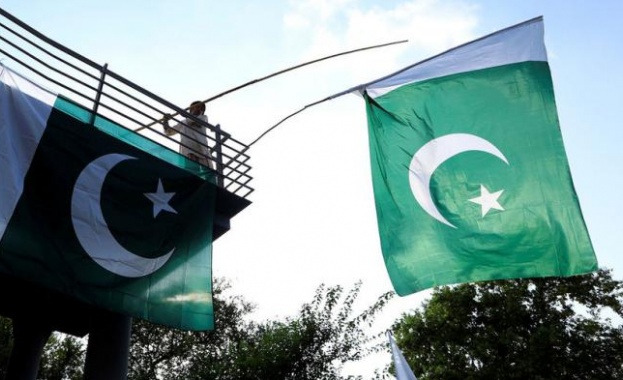 Самоубийствени атентати в две джамии в Пакистан отнеха живота на