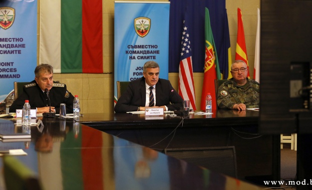 Министърът на отбраната Стефан Янев и началникът на отбраната адмирал